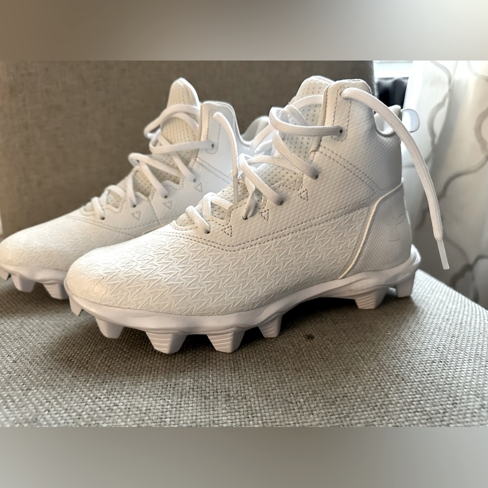 Girl’s Under Armour cleats, white, size 6Y